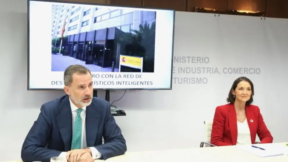Felipe VI ha presidido la Comisión Plenaria de la Red de Destinos Turísticos Inteligentes, acompañado por la ministra de Industria, Comercio y Turismo, Reyes Maroto.