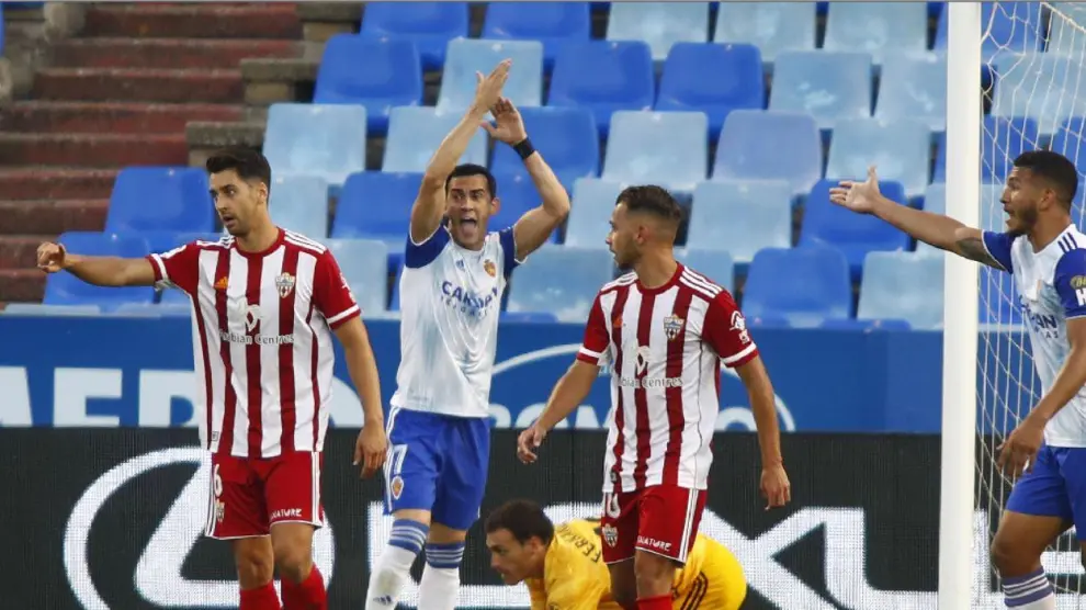 Linares y Luis Suárez piden a gritos un penalti por mano de un defensor del Almería en un centro de Blanco en la recta final del partido (Aguza dice con el dedo que no). Fue una de las jugadas polémicas que el árbitro no revisó con el VAR.