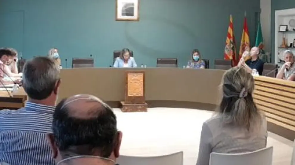 Pleno extraordinario del Ayuntamiento de Fraga celebrado el martes con todas las medidas de seguridad ante la crisis sanitaria.