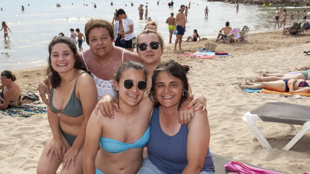 De izquierda a derecha, Andrea Trinca, Maite Gistau, Ana Gistau, Sara Serrano y Lourdes Gistau, de Bielsa.