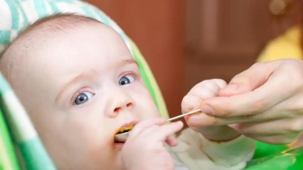 con el BLW es el niño el que coge con sus manos los alimentos para llevárselos a la boca y puede crecer el riesgo de atragantamiento.