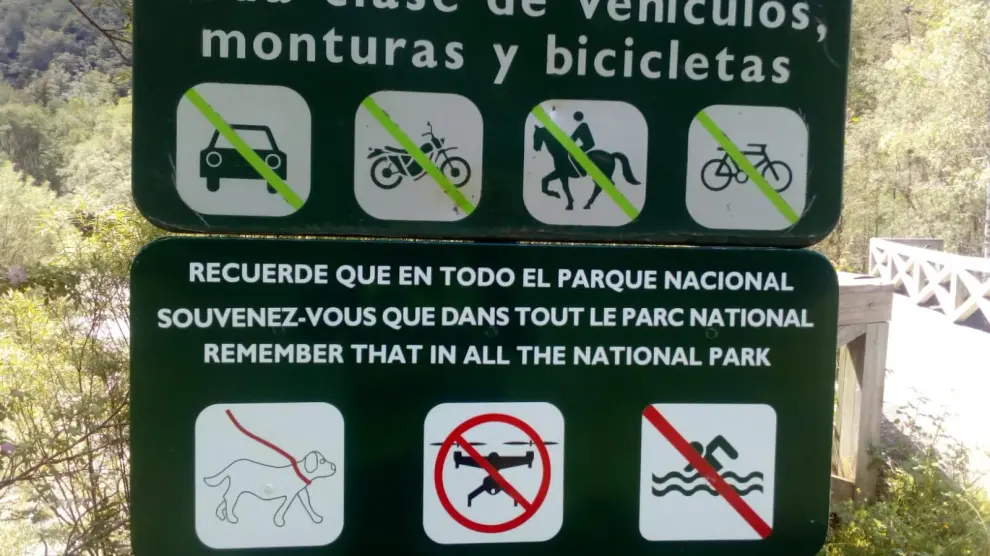 Un cartel con la normativa para que los excursionistas puedan estar informados.