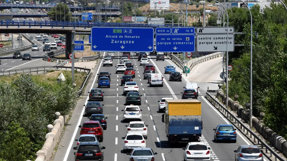 Estado del tráfico en la carretera A2, en sentido salida de Madrid, este viernes, una jornada en la que la Dirección General de Tráfico (DGT) ha activado a las 15.00 la primera Operación de Verano.
