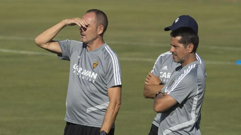 Loreto, junto a Víctor Fernández y Roberto Cabellud (tapado), el cuerpo técnico del Real Zaragoza en el entrenamiento del equipo.
