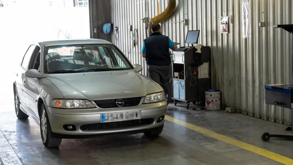 Un mecánico revisa un coche en la ITV de Teruel tras la reapertura de estos centros.