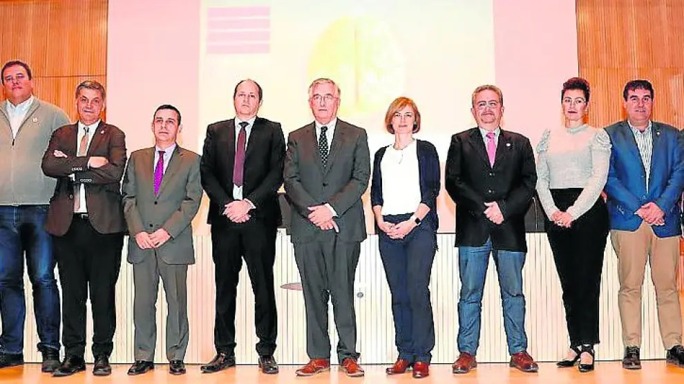 Miembros de la alianza agroalimentaria aragonesa con el consejero de Agricultura, Joaquín Olona.