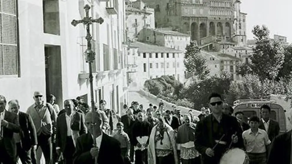 Los romeros se dirigen desde la catedral hacia el Crucifijo, en una celebración antigua del Quililay en Tarazona