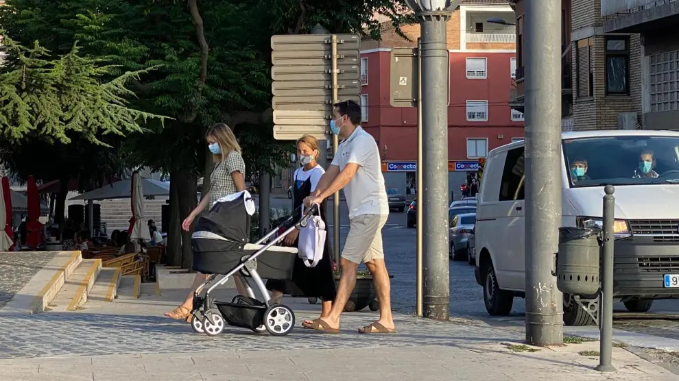 Una familia pasea por las calles de Barbastro este jueves.
