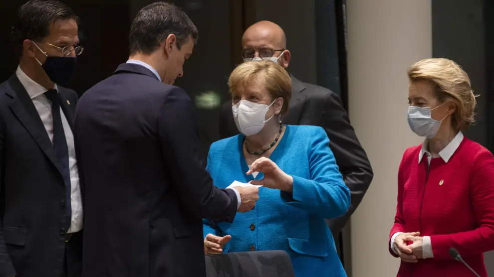 Pedro Sánchez habla con Angela Merkel en presencia del presidente holandés, Mark Rutte; el presidente del Consejo Europeo, Charles Michel, y la presidenta de la Comisión Europea, Ursula von del Meyer.
