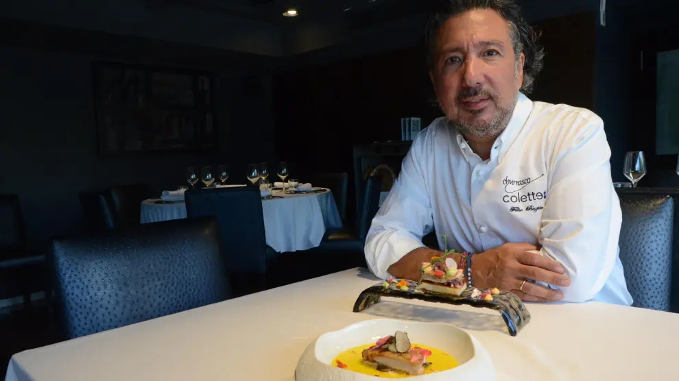 Félix Baztán, chef del restaurante Colette, con un plato de salmonete al azafrán.
