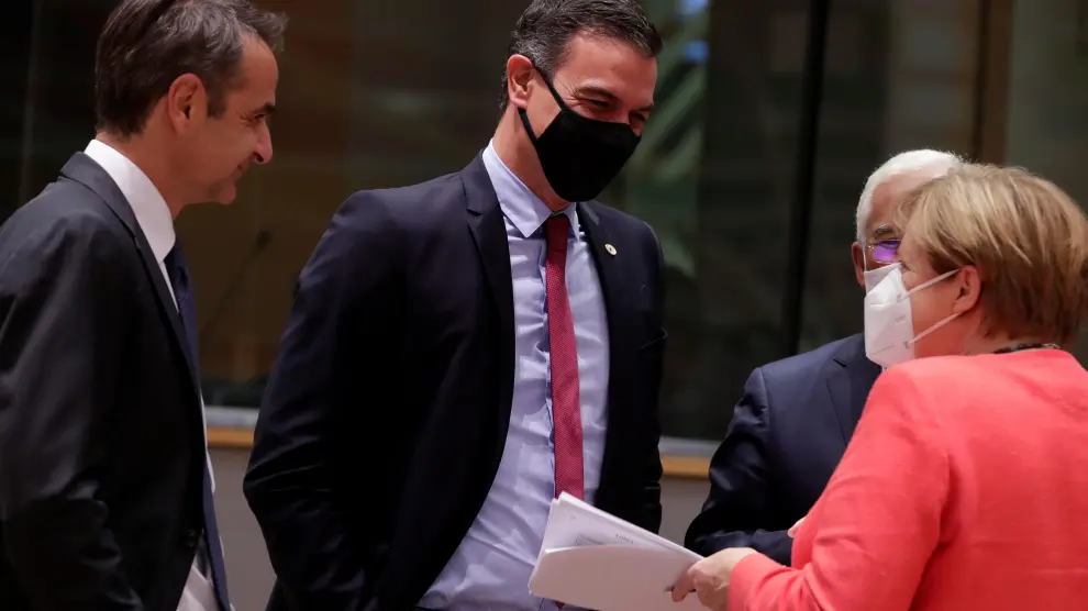 Greece's Prime Minister Kyriakos Mitsotakis, Spanish Prime Minister Pedro Sanchez, Portugal's Prime Minister Antonio Costa and Germany's Chancellor Angela Merkel interact while wearing face masks during the last roundtable discussion following a four-day European summit at the European Council in Brussels, Belgium, July 21, 2020. Stephanie Lecocq/Pool via REUTERS [[[REUTERS VOCENTO]]] EU-SUMMIT/
