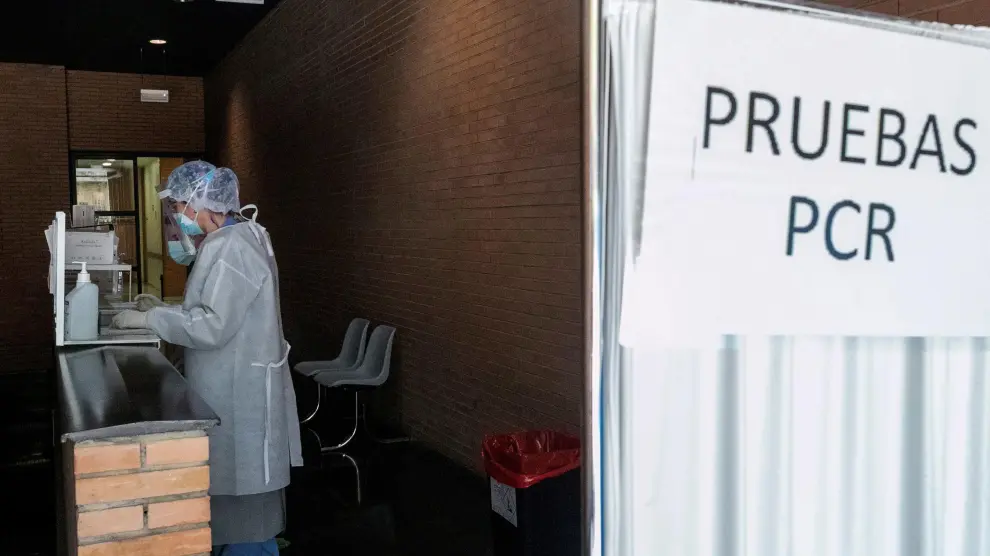Una sanitaria espera la llegada de pacientes a los que realizar test PCR en un centro de salud de Zaragoza.