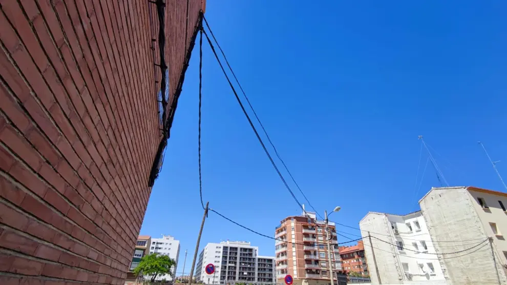 Cables en la calle de Paulino Savirón.
