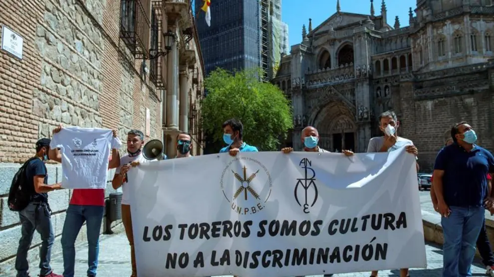 una veintena de personas del sector taurino han protagonizado una protesta a las puertas del Ayuntamiento de Toledo a la llegada de la ministra de Trabajo, Yolanda Díaz
