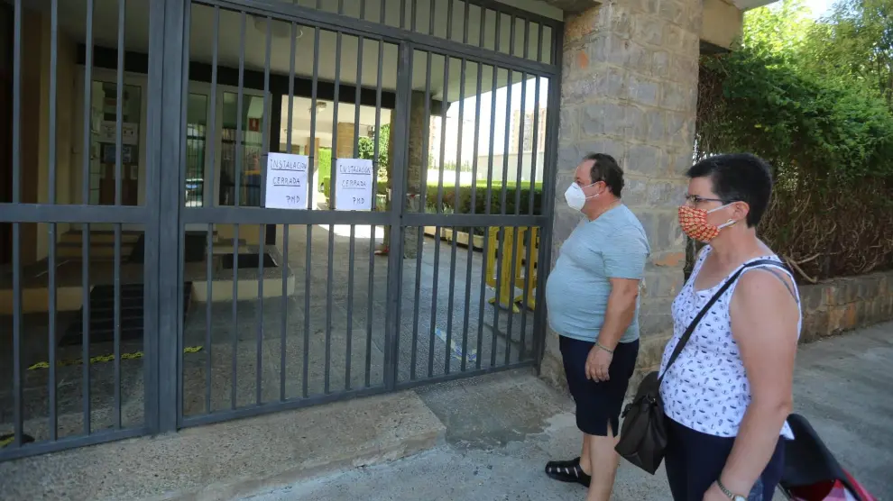 Los usuarios de la piscina Ruiseñor de Huesca se han encontrado este sábado con la instalación cerrada.