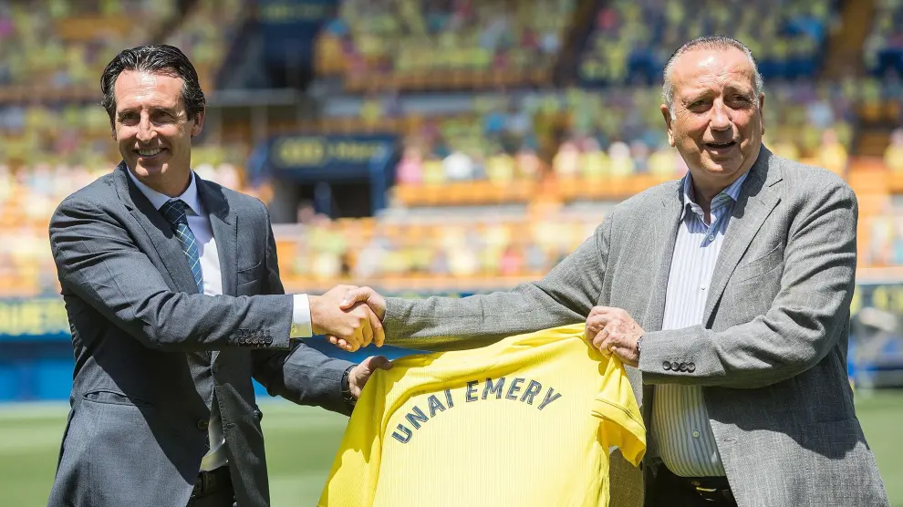 Unai Emery, junto al presidente del Villarreal, Fernando Roig, durante su presentación este lunes como nuevo entrenador.