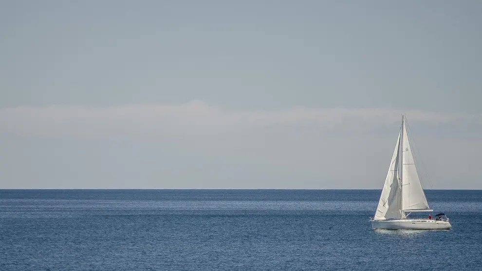 Imagen de un velero en el mar.