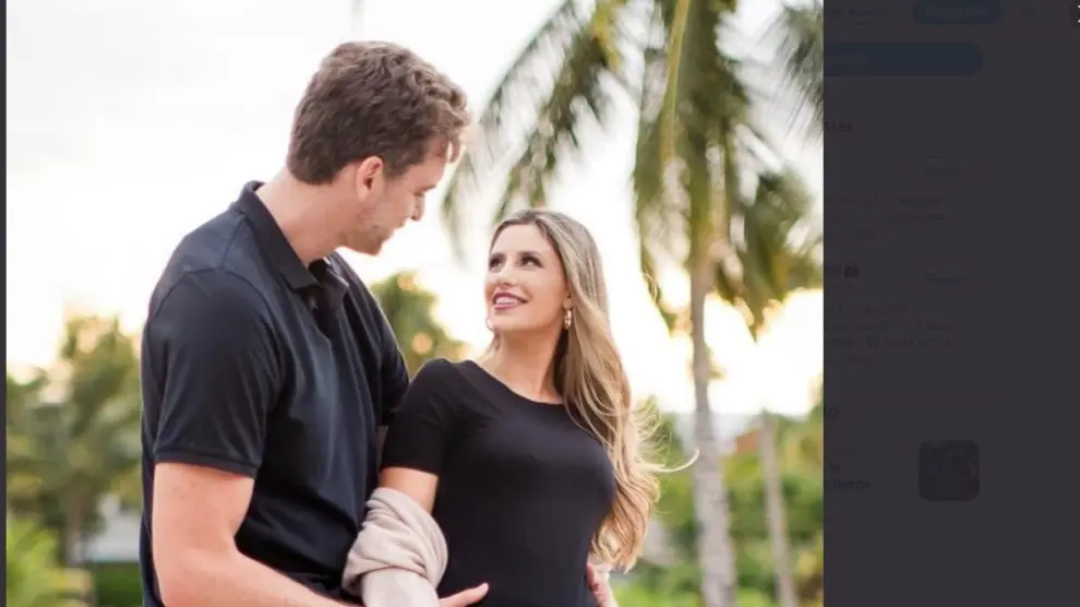 Pau Gasol ha anunciado que van a ser padres en Twitter con esta fotografía junto a su mujer.