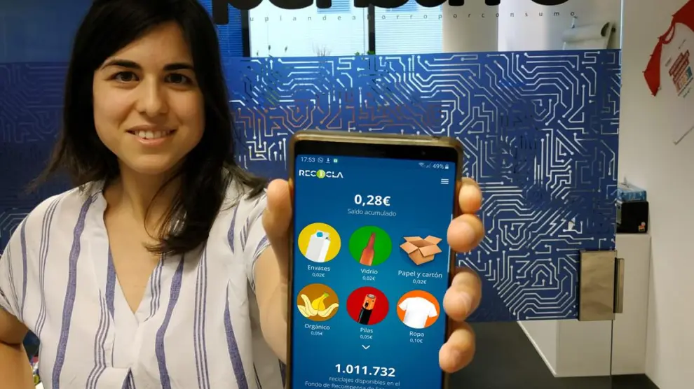 Alicia Francia, jefa de proyecto Recicla, muestra la nueva aplicación lanzada por la firma aragonesa Pensumo.