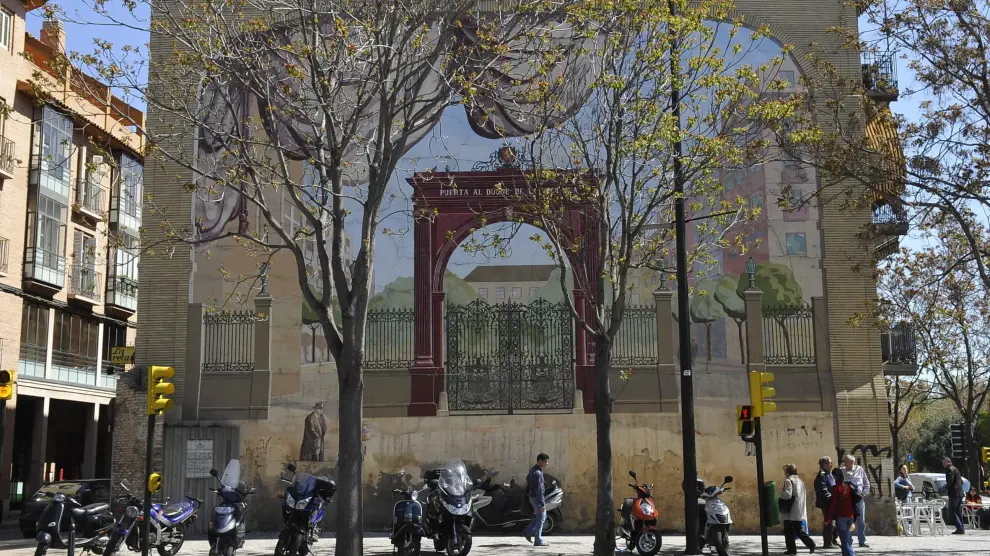 El mural de la Puerta del Duque, en su estado original.