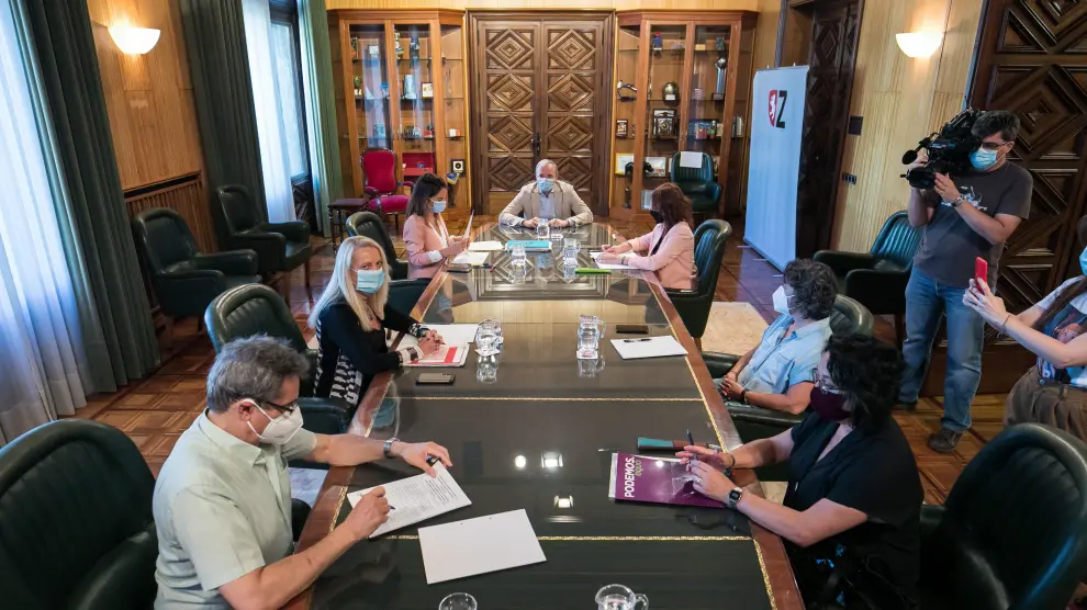 El alcalde Azcón, al fondo, presidió este miércoles la junta de portavoces extraordinaria. Guillermo mestre