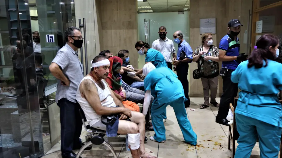 Varios heridos esperan atención médica en un hospital de Beirut, horas después de las explosiones.