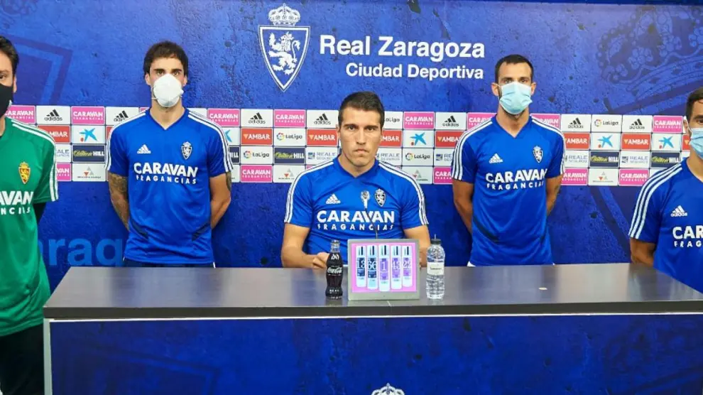 Los capitanes del Real Zaragoza, en la rueda de prensa del pasado jueves 6 de agosto. Zapater, en el centro, acompañado por Cristian Álvarez, Eguaras, Guitián y Javi Ros.