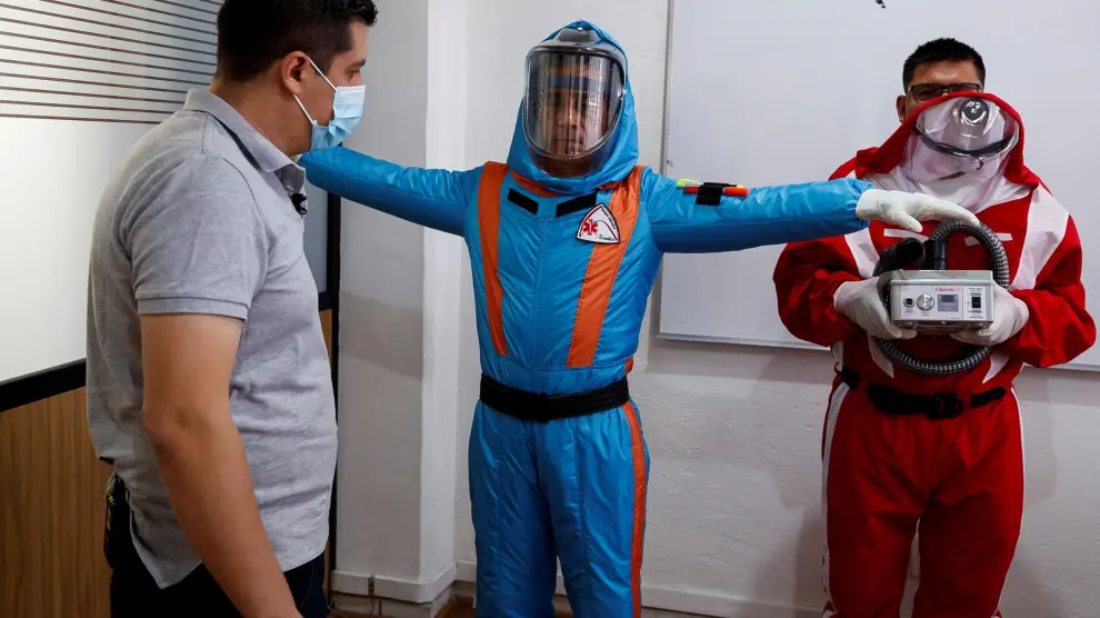 Una de las pruebas de los trajes inflables mexicanos contra el coronavirus.