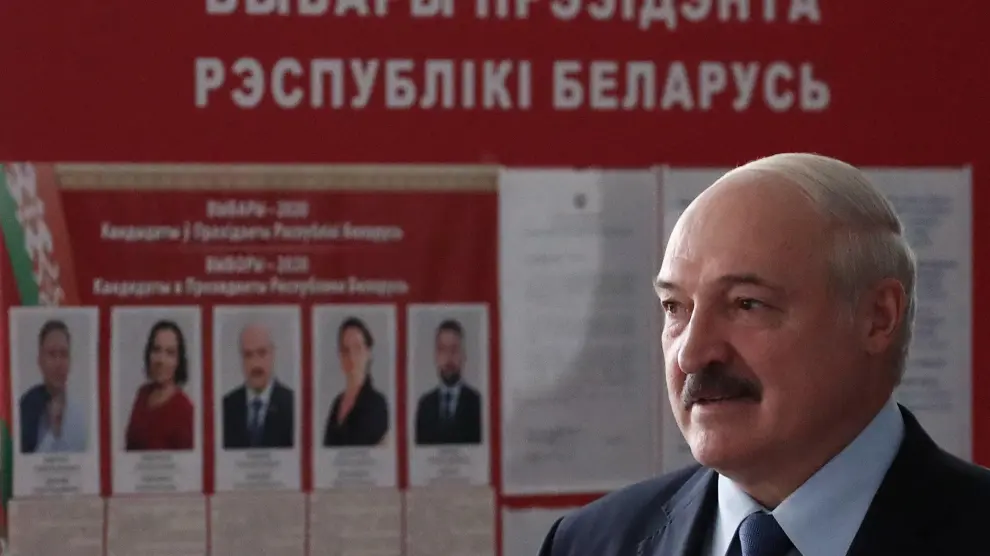 Alexander Lukashenko, durante la jornada electoral de este domingo en Bielorrusia.