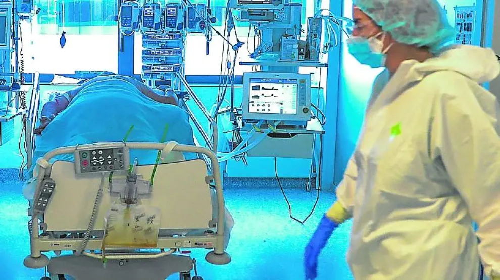Personal médico en una uci del hospital Puerta de Hierro de Madrid