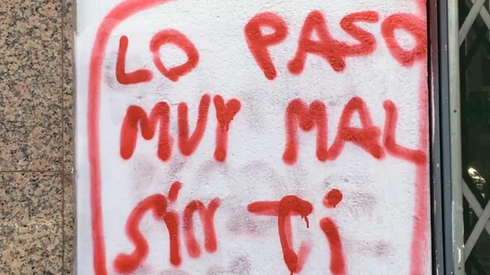 Las críticas a la vacuna de la covid-19 y los mensajes de amor se alternan en las nuevas pintadas que han aparecido en varios puntos de Zaragoza.