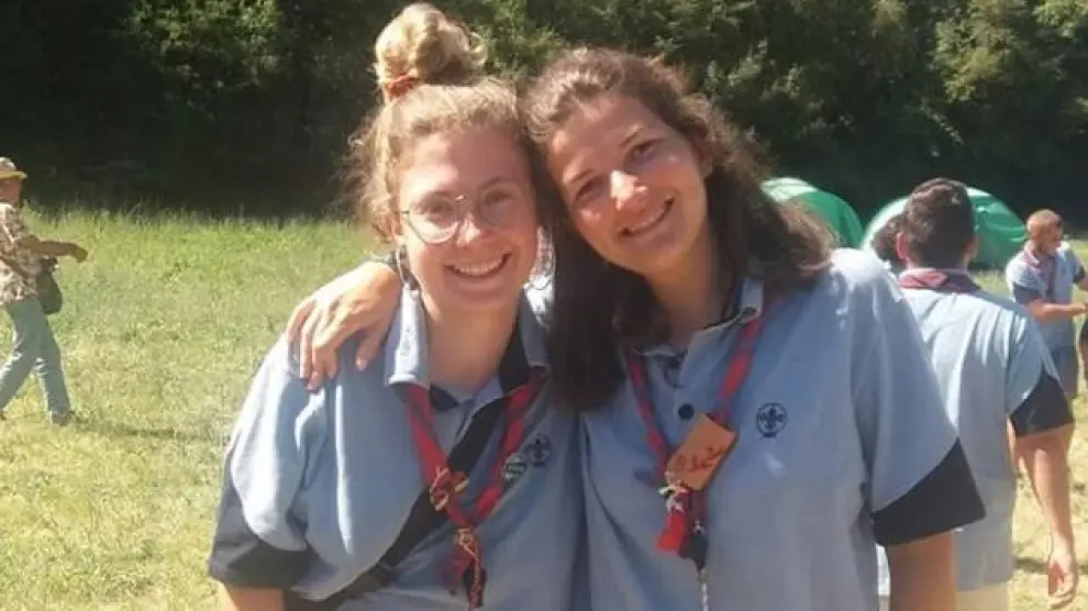 María Almunia, a la derecha, junto a una compañera de Scouts.