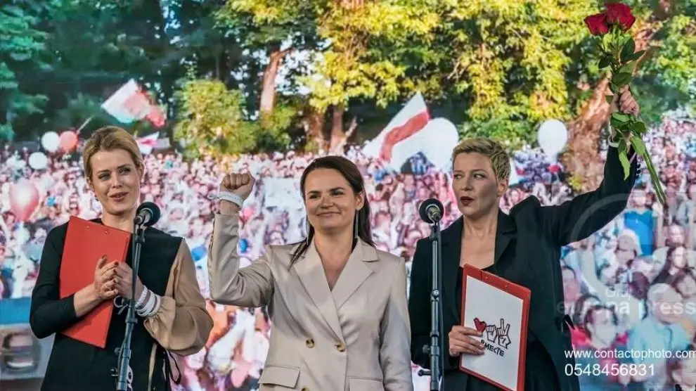 Las opositoras Svetlana Tijanovskaya, en el centro.