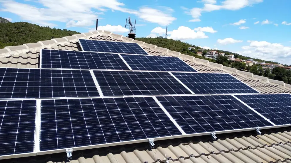Las placas solares generan una energía limpia y más económica.