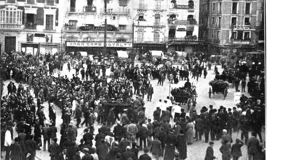 La comitiva fúnebre con los cuerpos de las tres víctimas camino del cementerio, a su paso por la plaza de la Constitución (actual plaza de España)