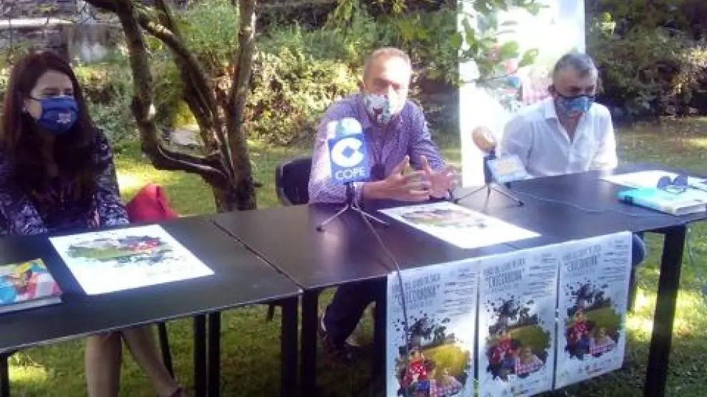 Ana Merino, el concejal Javier Acín y Manuel Vilas, ayer en los jardines del parque de San Lure de Jaca.