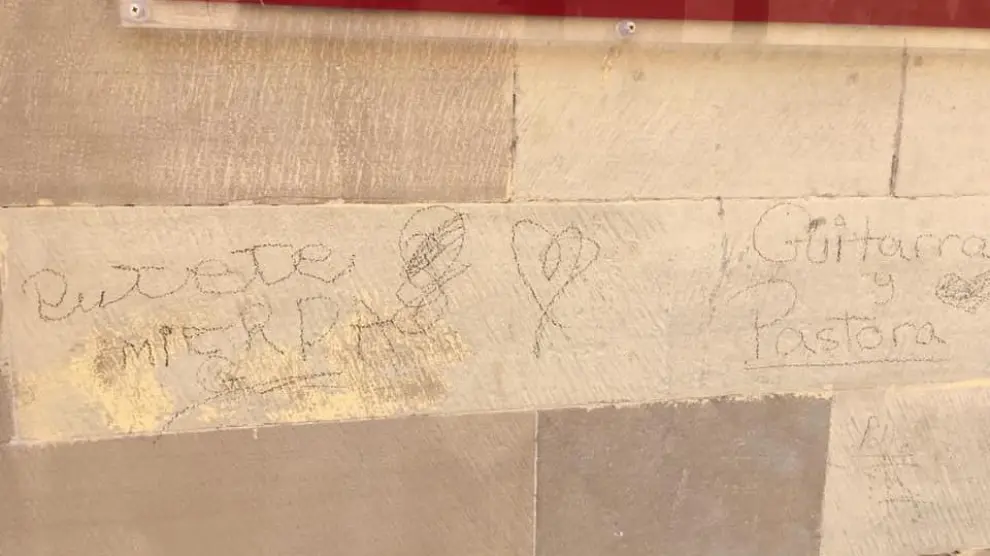Los grafitis en la pared del Museo Diocesano de Huesca aparecieron a mediados de julio
