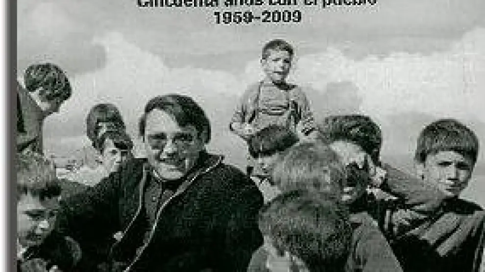 Portada del libro donde se ve a los niños de Villarijo (Soria) rodeando al sacerdote Florentino García calzados con abarcas.