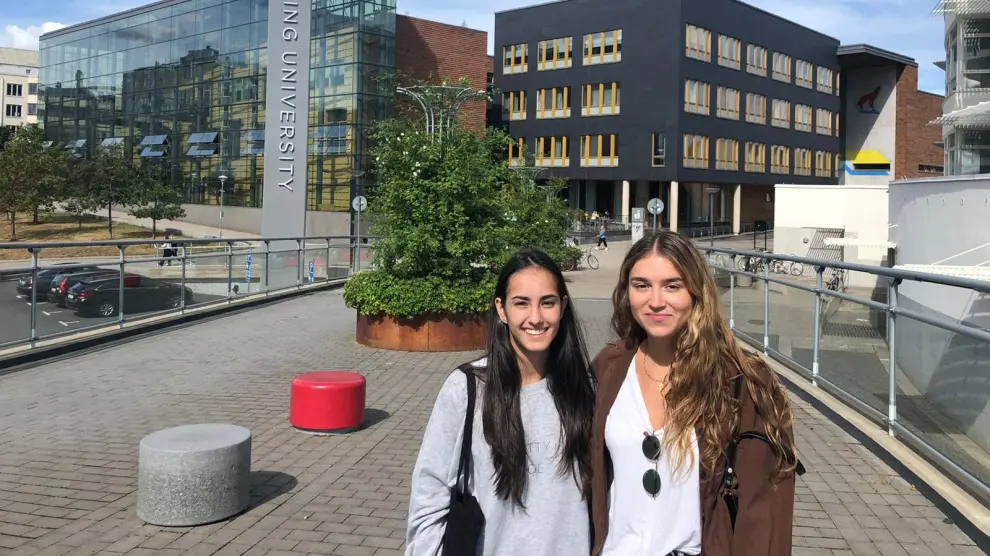 Las zaragozanas Miriam Hernández y Julia Lázaro, en la universidad sueca en la que estudian.