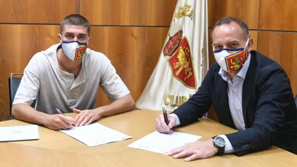 Luca Zanimacchia estampa su firma en el contrato que lo une al Real Zaragoza para la temporada 2020-21, junto al presidente Christian Lapetra.