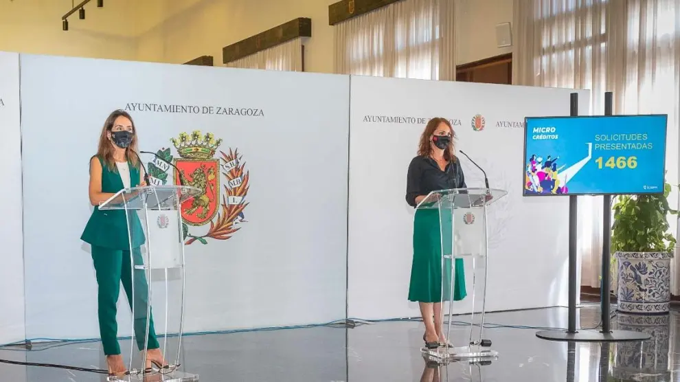 Las concejales de Hacienda y Economía, María Navarro y Carmen Herrarte, durante la presentación del balance del plan de microcréditos.