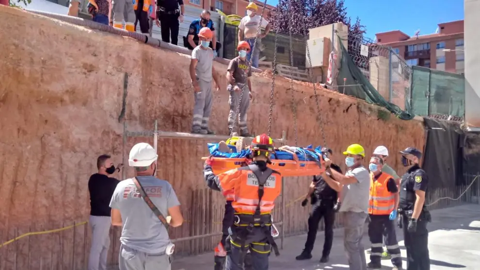 Bomberos de la DPT rescatan a un trabajador herido en unas obras de construcción en Teruel