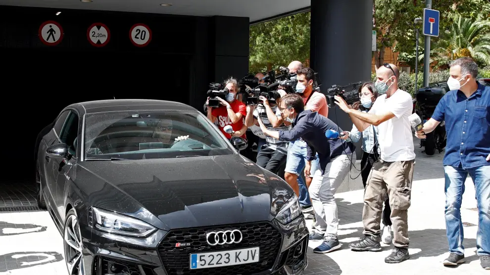 Jorge Messi, representate y padre del delantero del Barcelona, sale con su coche de la Fundación Messi este jueves.