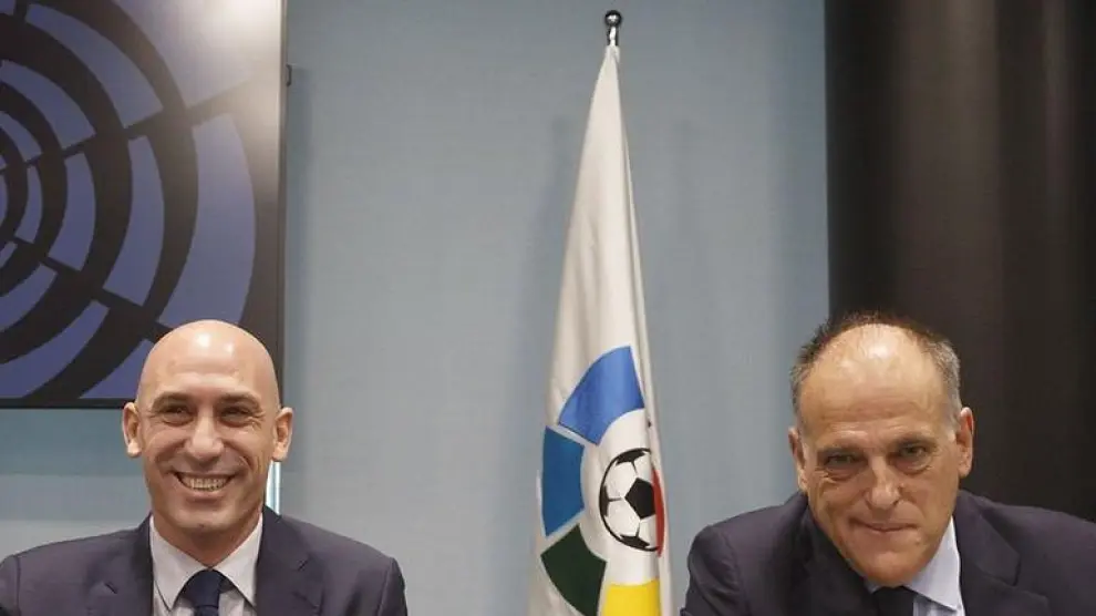 Luis Rubiales y Javier Tebas Medrano, al inicio de una reunión.