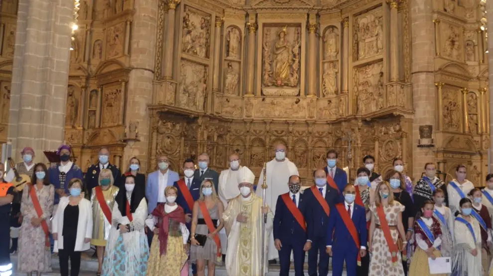 El obispo, la Corporación Municipal, las Amas de Casa, Protección CIvil y Damas posan en foto de familia al acabar la misa.