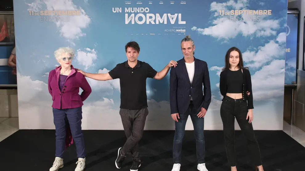 La actriz Magüi Mira, el director Achero Mañas y los actores Ernesto Alterio y Gala Amyach este martes durante el photocall de la película 'Un mundo normal', en Madrid.