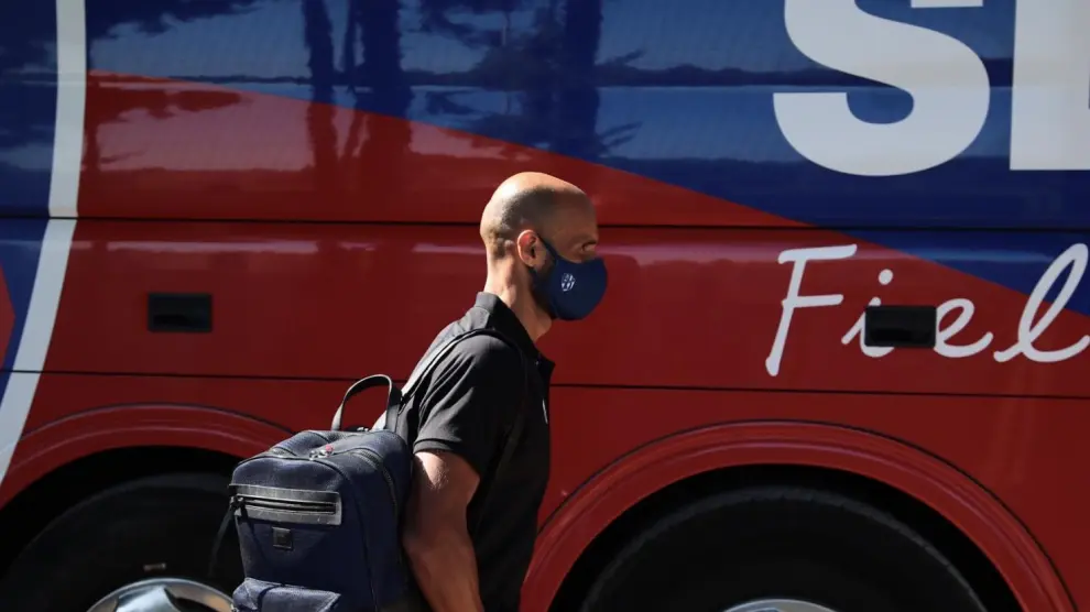 Mikel Rico, antes de subir al autobús para viajar a Villarreal.