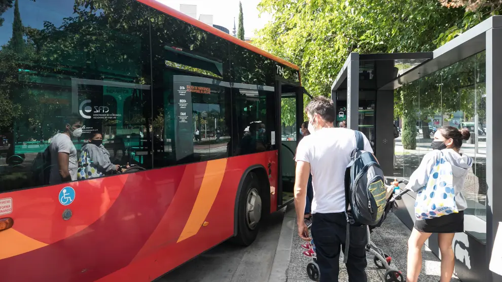 Usuarios del bus metropolitano en el intercambiador de la plaza de Carlos V, el pasado viernes.