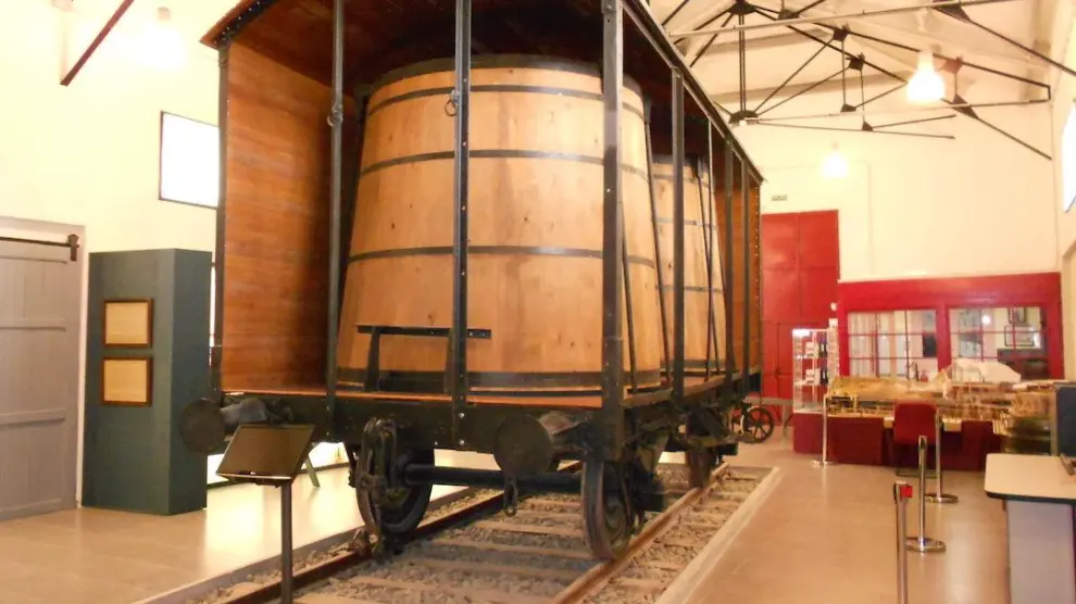 El Centro de Interpretación del Ferrocarril de Cariñena relaciona el tren con el vino.