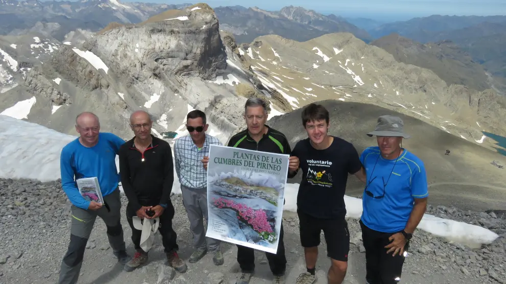 Los autores del libro sobre la flora alpina, durante su presentación en la cumbre de Monte Perdido.